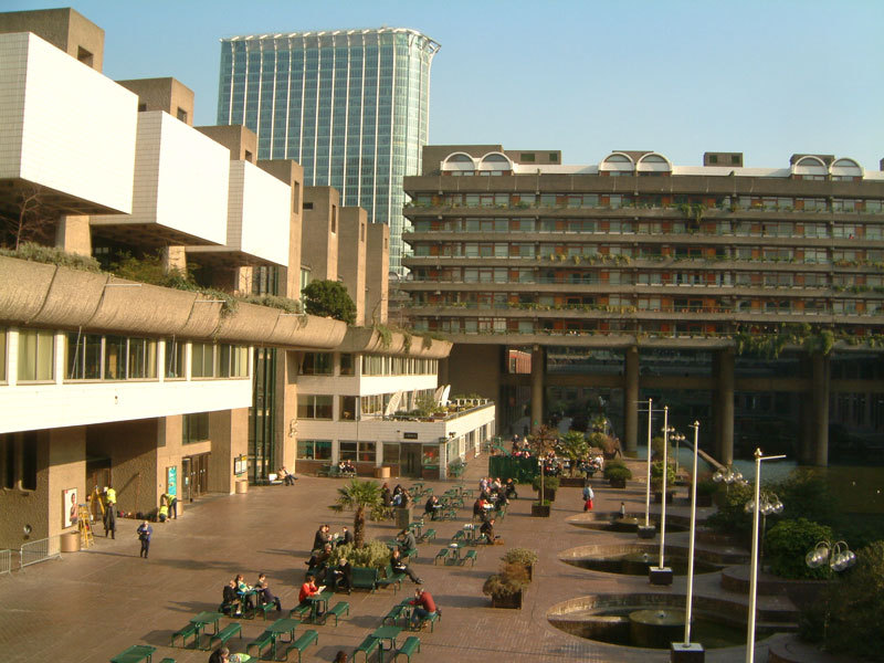 Large building with a spacious courtyard in front of it | Nevilley at the English-language Wikipedia, CC BY-SA 3.0